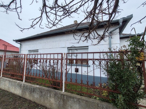 Alak�tsa ki �lmai otthon�t R�k�czi�jfaluban  Fel�j�tand� 2 szob�s h�z