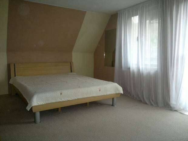 Alb�rlet Egerben kiad�