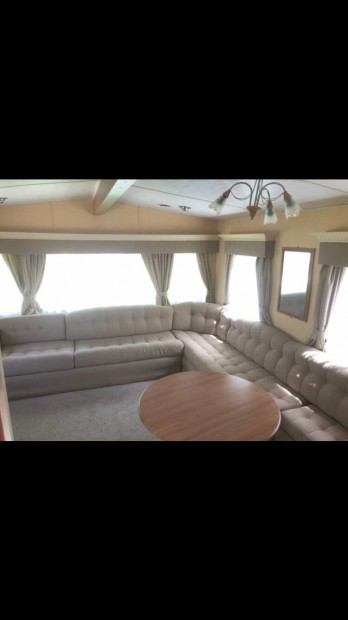 Alb�rlet, kiad� csal�di h�z Tat�n