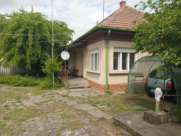 Albertirsán a központban, Bp-től 30 percre családiház eladó!