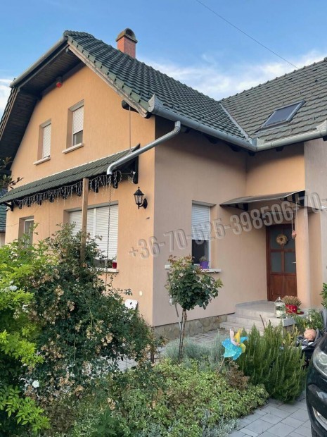 Albertirsán igényes duplakomfortos tetőteres családiház kültéri medenc