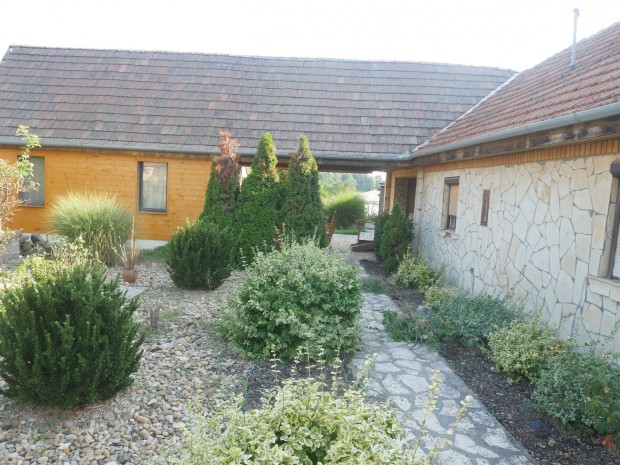 Albertirs�n k�tlakr�szes csal�dih�z nagy telekkel elad�