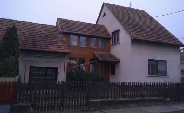 Albertirs�n tet�teres csal�di f�szek elad�