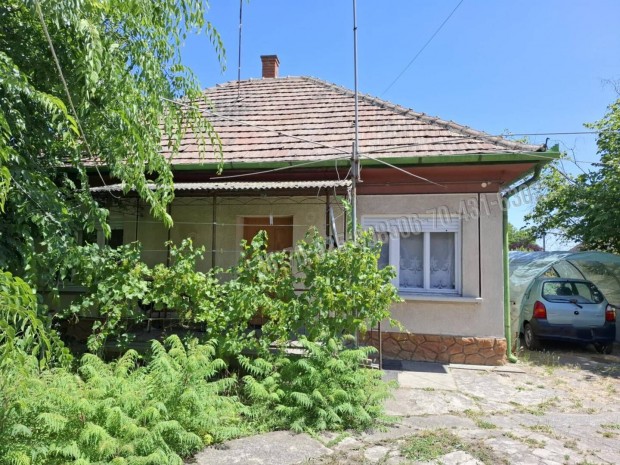Albetirsn kzponti rszen csaldi hz elad