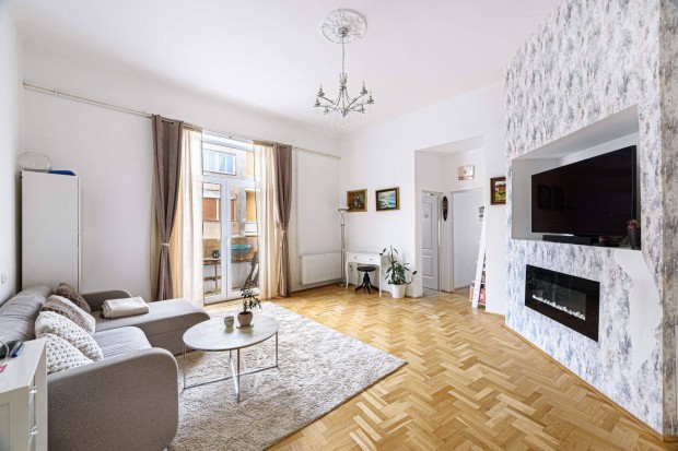 Alee -N�l Teljes K�r�en Fel�j�tott, Magas Emeleti, 3 Szob�s