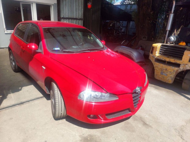 Alfa 147 karosszéria elemei Piros