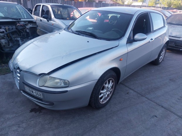 Alfa 147 karosszéria elemei szürke