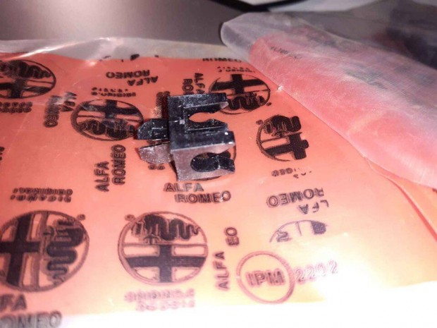 Alfa 75 motorháztető támasztó pálca tartó patent gyári Új