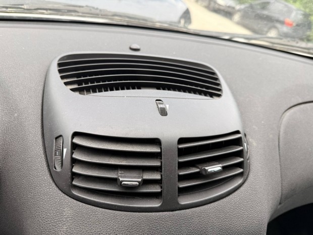 Alfa Romeo 147(00-) 1.6 16 V T. Spark középső szellőző