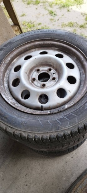 Alfa Rómeó 147 , 4 db. 15"-os acélfelni, 3 db 195/60/R15 M+S gumival