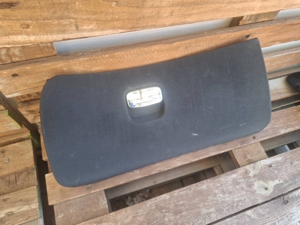 Alfa Romeo 147 kesztyűtartó