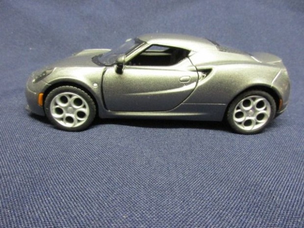 Alfa Romeo 4C ezst szn modell aut