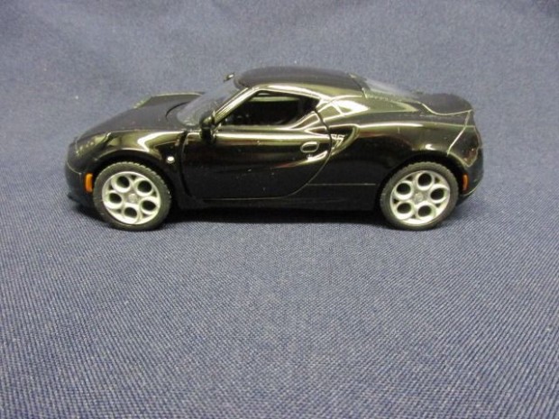 Alfa Romeo 4C fekete szn modell aut