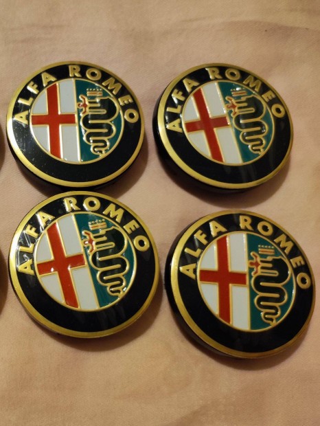 Alfa Romeo 50 v. 56 mm-es új felni közép (felnikupak) arany emblémával