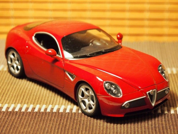 Alfa Romeo 8C Competizione (2007) modellaut 1:18