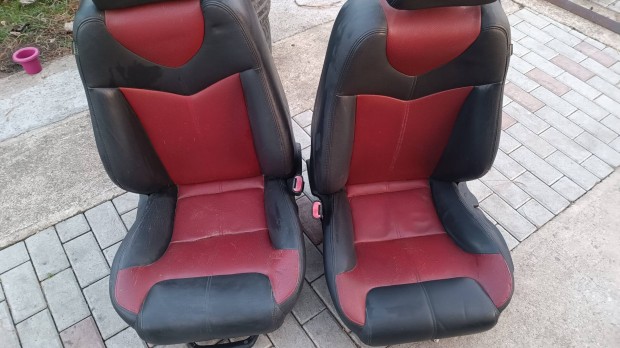 Alfa Romeo GT / 147 Fiat Punto 2 piros fekete b�r �l�sek