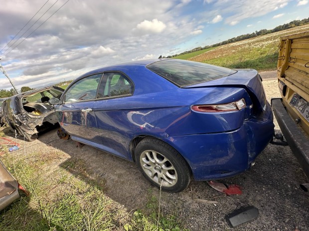 Alfa Rómeó GT alkatrészei eladók