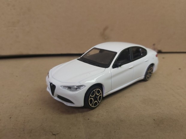 Alfa Romeo Giulia Fehr szn modell aut  1:43 mretarny, Bburago