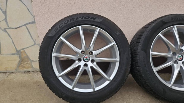Alfa Romeo Stelvio gyári 19" felniszett téligumival eladó