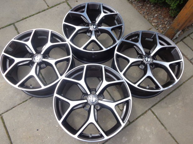 Alfa Romeo Stelvio új gyári R19 alufelnik Tpms sel