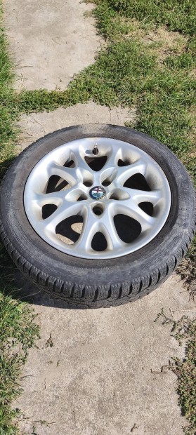 Alfa Romeo könnyűfémfelni 195/55 R15-ös téligumival.