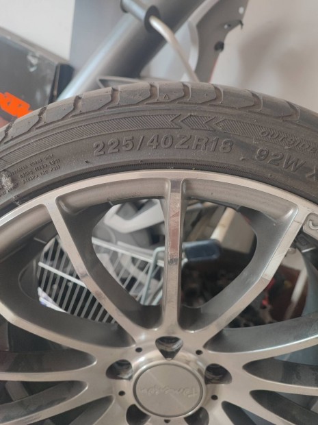 Alfa gyri alufelni 8,5x18 225/40 R18 nyri gumival
