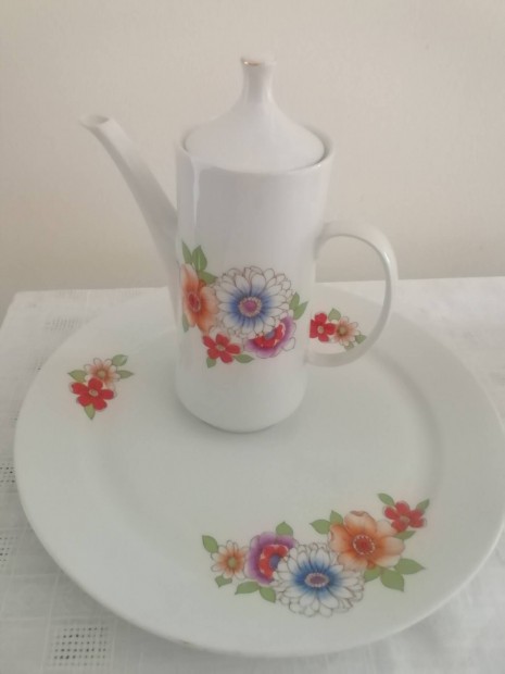Alföldi porcelán nagyméretű kínáló és kiöntő szett olcsón, 2200 Ft.