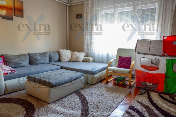 Algy� k�zpontj�ban, fel�j�tott, 2 szintes ikerh�z