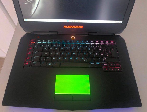 Alienware 15 R2 i7 8gigs Radeon VGA j akku olcsn