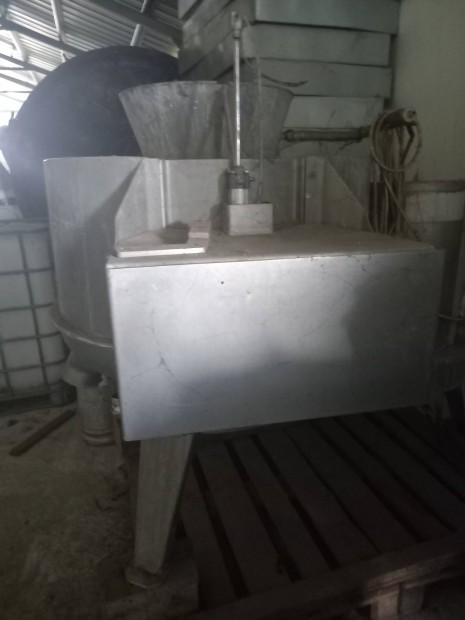 Alig használt, szőrtelenítőgép egyben centrifuga is. Gyári.