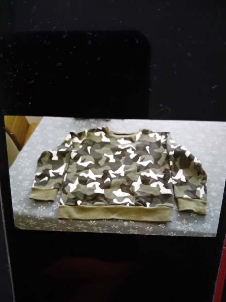 Alig használt 2db, egy darab mintás gyermek pulcsi új!