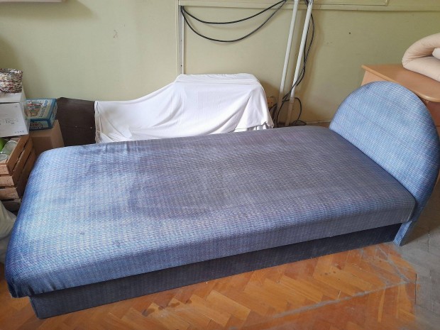 Alig használt ágy ágybetéttel, ágyneműtartóval
