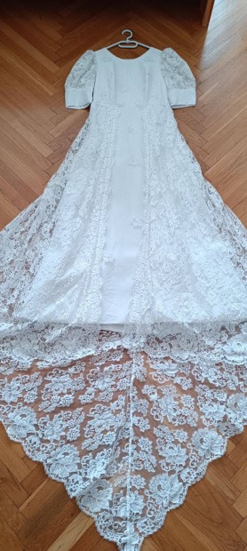 Alkalmi/menyasszonyi ruha uszllyal