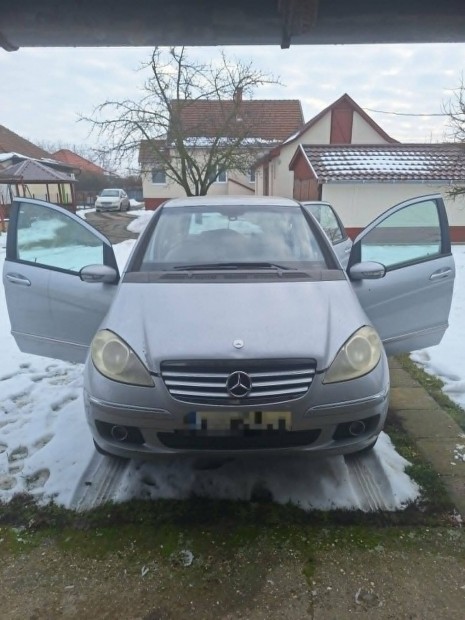 Alkatr�sz Mercedesz A200(ajt�, motor, kaszni, panel, t�k�r l�mpa STB.)