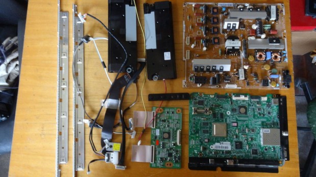 Alkatrsznek 40D6530 tv elektronika