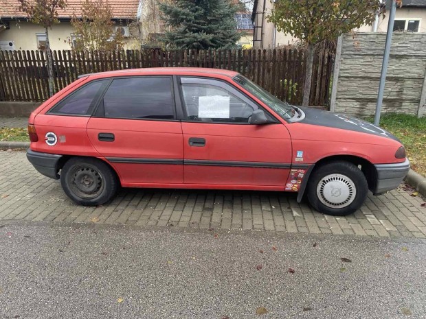 Alkatrsznek elad opel astra