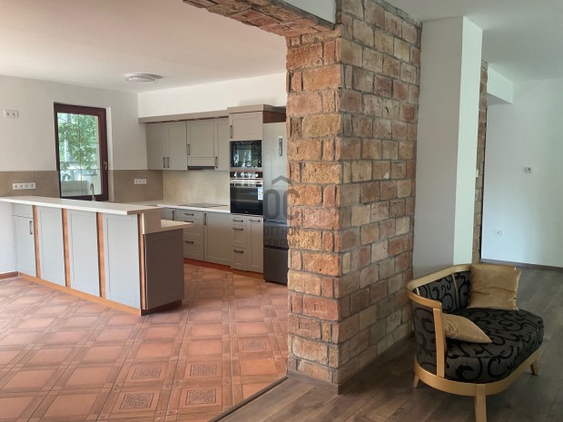 Alkuk�pes exkluz�v csal�di h�z, vagy telephelyk�nt is �zemeltethet� in