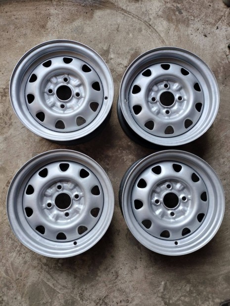 Alkukpesen Elad r13 4x100 5,5j Et36 erstett lemezfelni. 57.1 agy