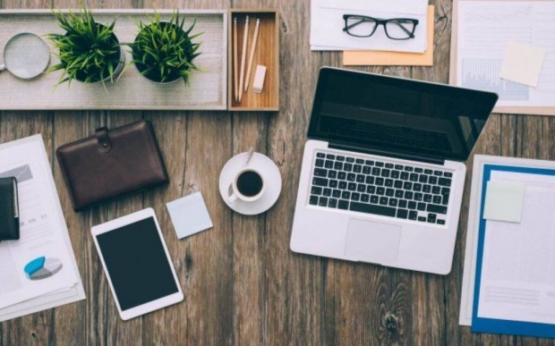 �ll�shirdet�s irodai munkat�rs