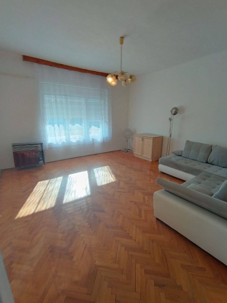 �llatbar�t. Belv�ros k�zel�ben 3 szob�s, �tkez�s csal�di h�z