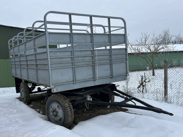 �llatsz�ll�t� p�tkocsi 5 �v m�szakival