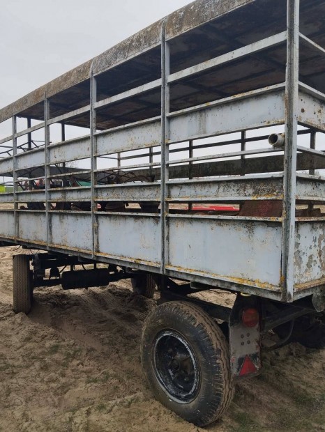 �llatsz�ll�t� p�tkocsi