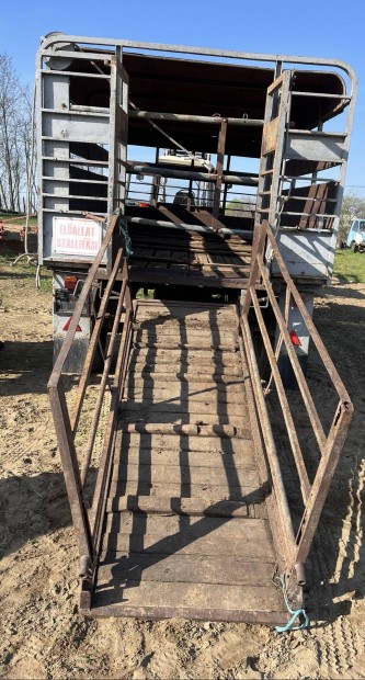 �llatsz�ll�t� p�tkocsi felhajt�val aszp mtz teh�n borju bika