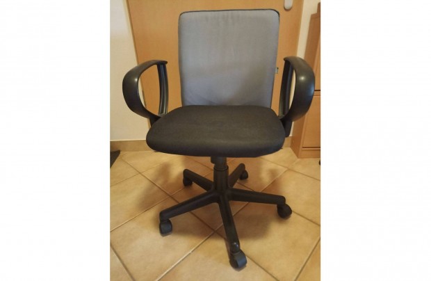 �ll�that� magass�g� gyermek irodai forg�sz�k