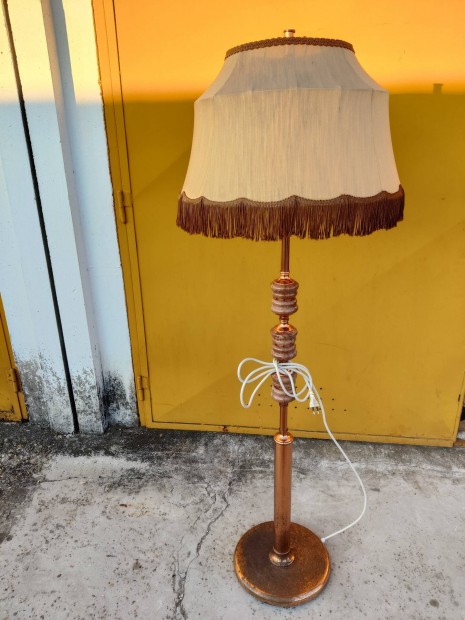Állólámpa rojtos ernyővel
