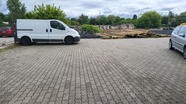 Állomás közelében 180 nm-es zárt terület kiadó