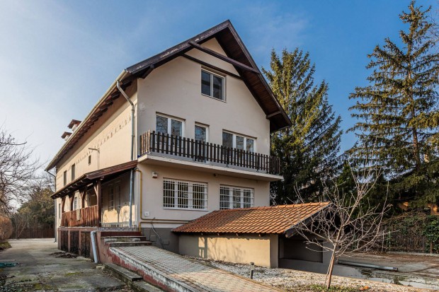 �lmai otthona R�kospalot�n- 8 szob�s csal�di h�z elad�