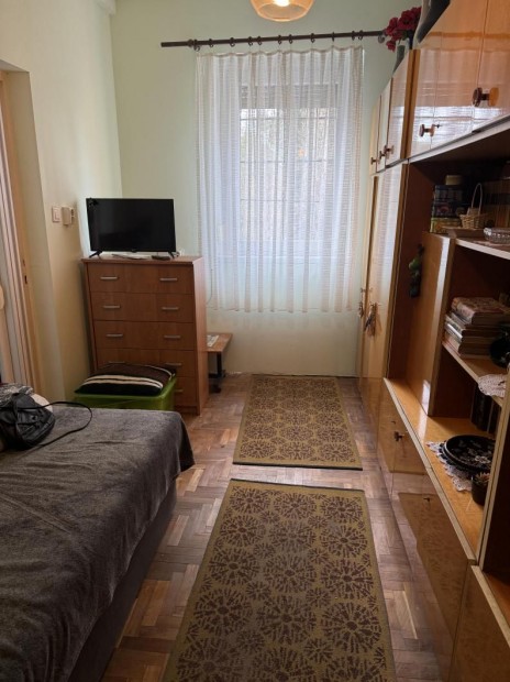 Alm�sf�zit�, 1 szob�s  t�gla lak�s elad�