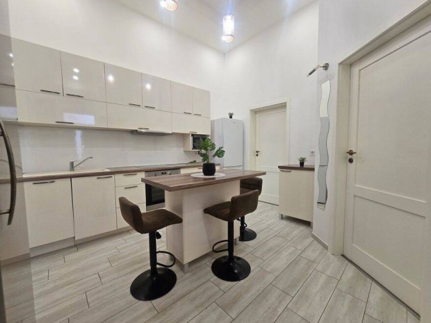 �lomlak�s a belv�rosban, ig�nyesen b�torozva, g�pes�tve Kiad�!