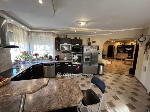 �lomotthon Hal�sztelken elad�